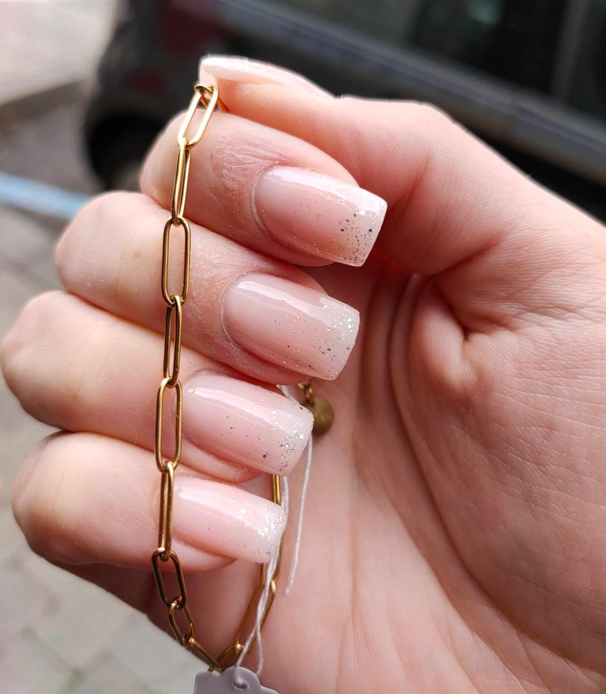 Extensions de cils et ongles - Un regard sur les Ongles