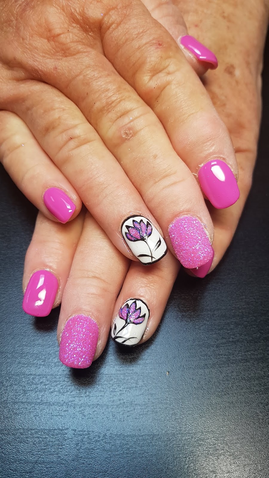 Institut les mains en or. Prothésiste ongulaire dermographie, liner, sourcil, lèvre.extension de cils.