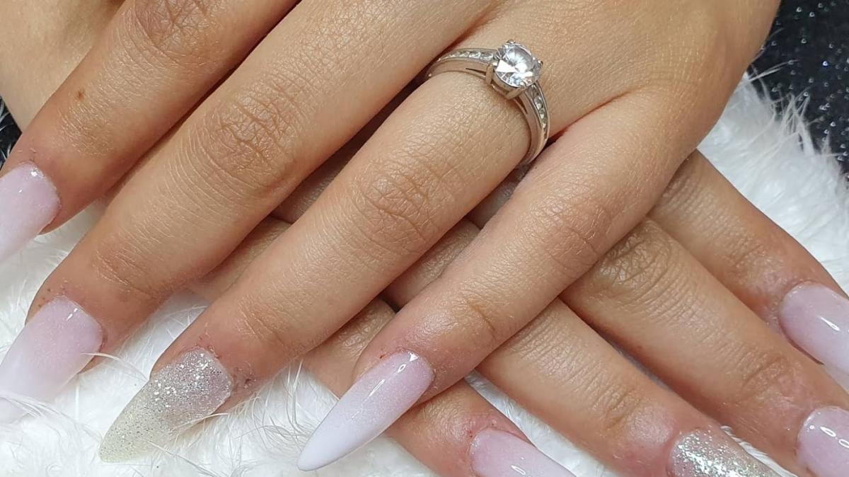 Vous êtes vernis chez Raquel - PROTHESISTE ONGULAIRE, FORMATRICE - 09100 Saint-Jean-du-Falga