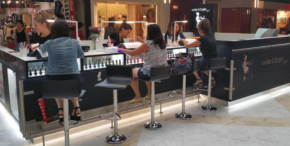 Le bar à ongles...by v Saint Genis 2