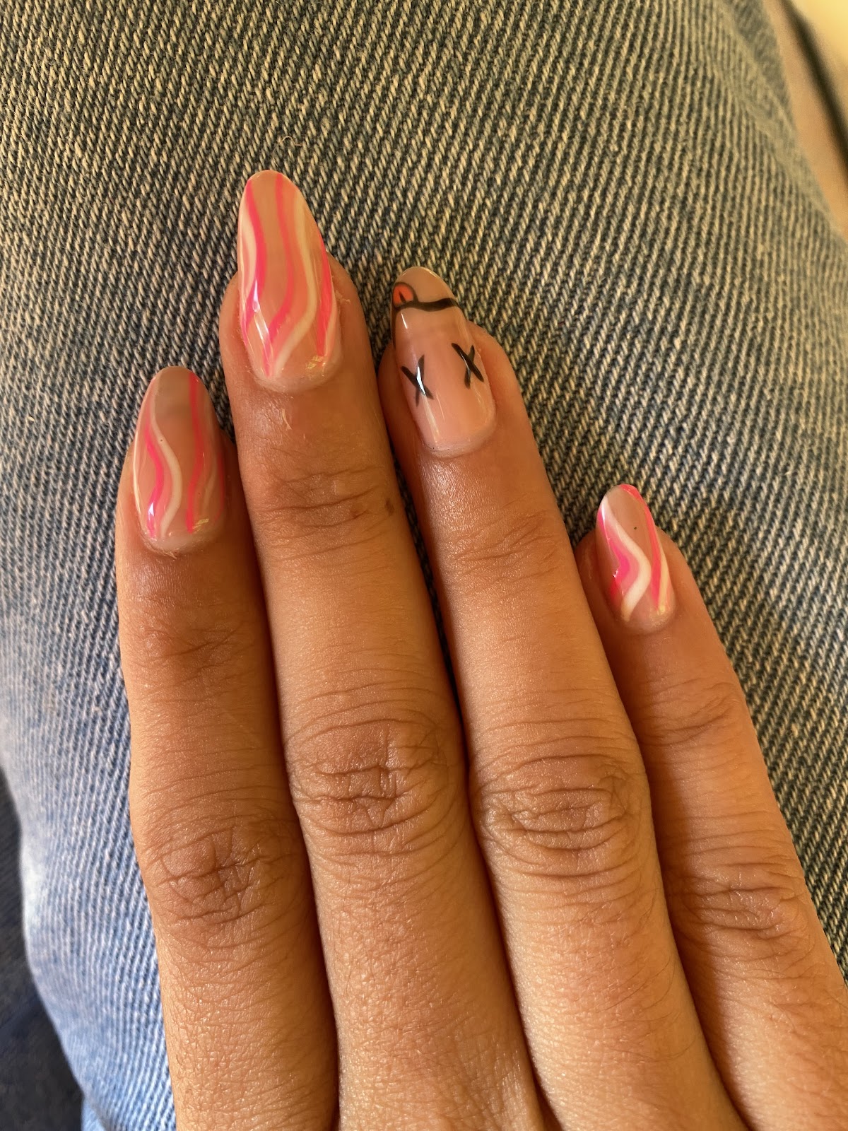 Moi Je - Bar à Ongles / Nail Bar Etrembières