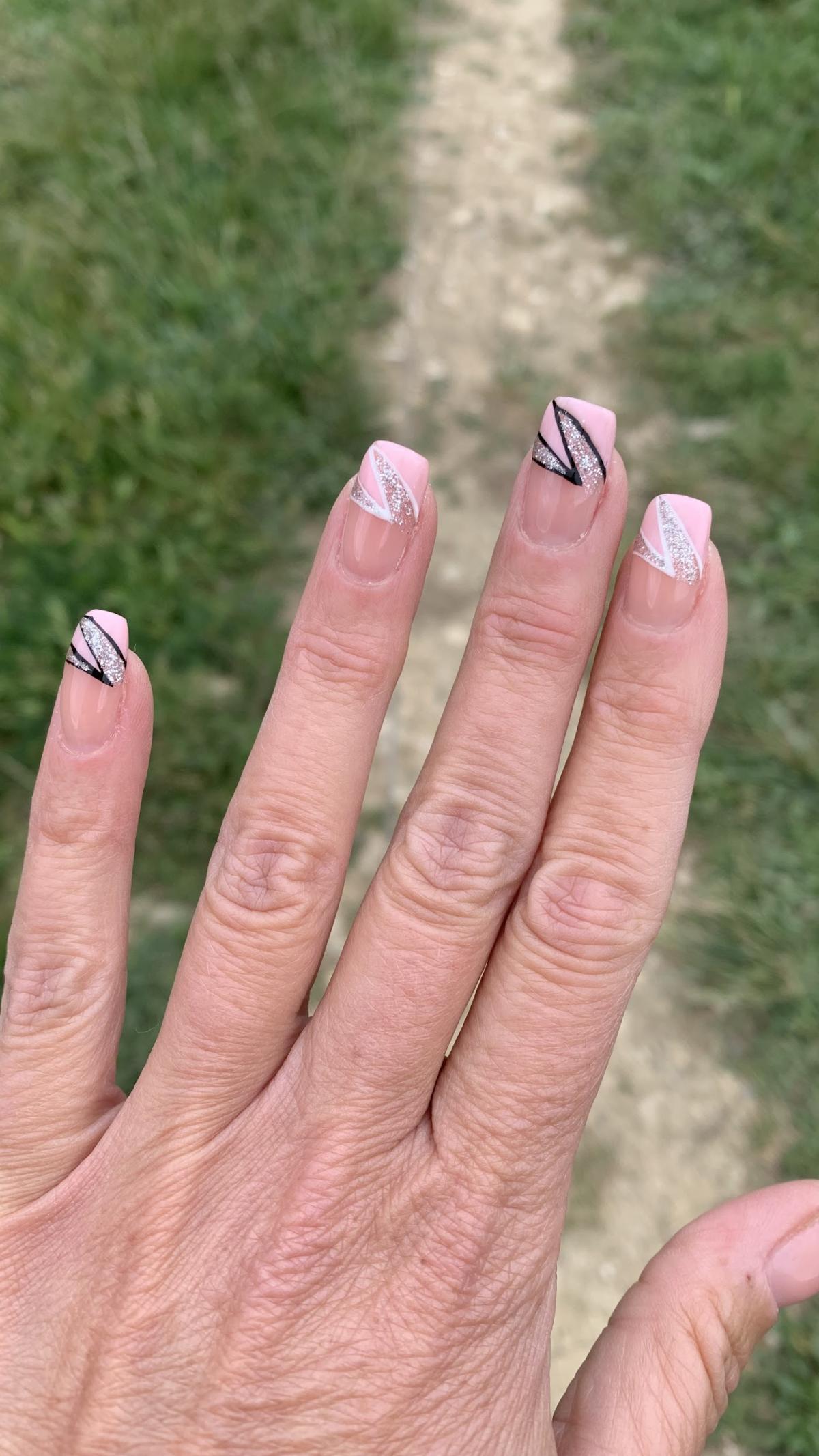 Chloë Fée des ongles, prothésiste ongulaire