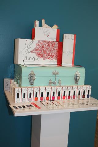 Salon de Manucure Institut Riviera: Esthéticienne Antibes: épilations définitive et cire, onglerie, soins visage et corps: imperfections & pores dilatés, cicatrices acné & post chirurgie, anti-age, raffermissant, liftant, amincissant. Thérapeute Reiki. Massage 0