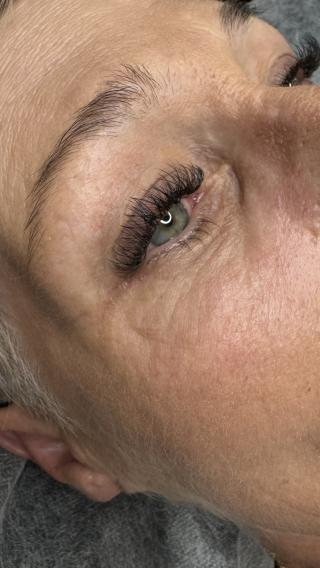 Salon de Manucure Éclat de cils - Technicienne de cils - Épilation au fil 0