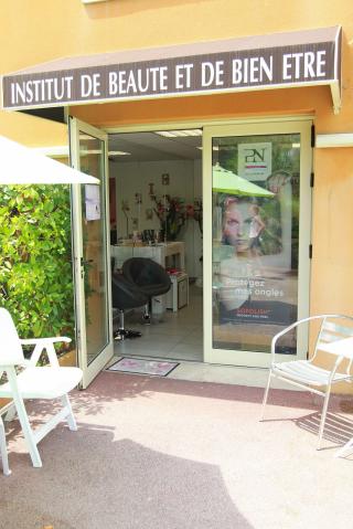 Salon de Manucure Institut Dans Un monde par fée 0