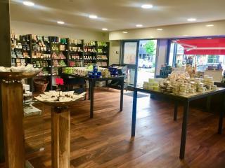 Salon de Manucure DS COSMETICS Cosmétique de la mer Morte & L’Atelier De La Beauté 0