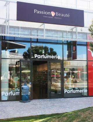 Salon de Manucure Parfumerie Mireille 0
