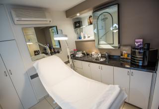 Salon de Manucure Camille Albane - Coiffeur Chamalieres 0