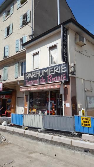 Salon de Manucure Institut de beauté et parfumerie Gloriana 0