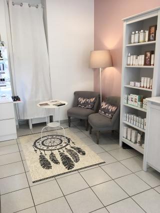 Salon de Manucure La Maison De La Beauté by Emi 0