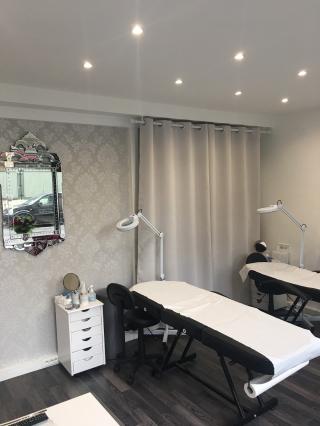 Salon de Manucure O Bar à Sourcils 0