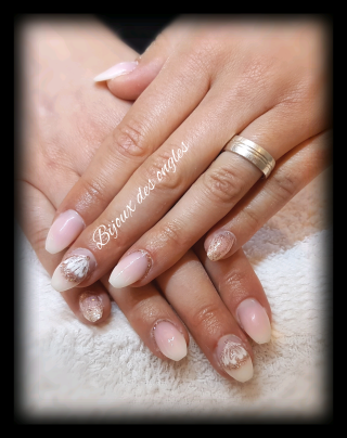 Salon de Manucure Bijoux des ongles prothésiste ongulaire et technicienne ciliaire 0