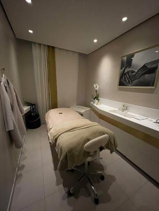 Salon de Manucure Ambassade Biologique Recherche Paris - Champs-Élysées 0