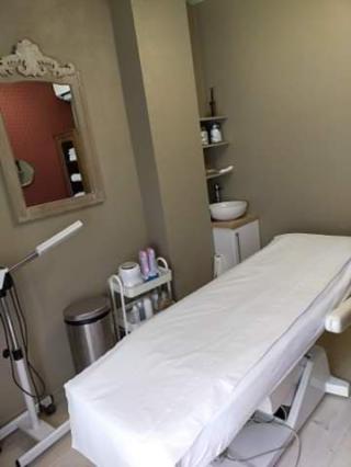 Salon de Manucure Instant Précieux - Esthéticiennes expertes en soin du visage & en silhouette 0