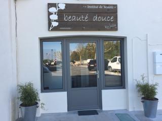 Salon de Manucure Beauté douce by Julia 0