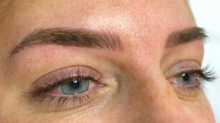 Salon de Manucure Célia Studio - Maquillage semi permanent sourcils et microblading 0