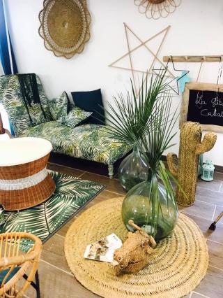 Salon de Manucure Chez Mademoiselle Coiffure et Beauté 0