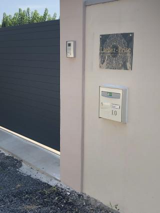 Salon de Manucure Làchez-Prisc Massages soins visage et soins énergétiques uniquement sur rendez-vous. 0