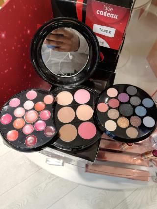 Salon de Manucure Parfumerie April Saint-Etienne 0